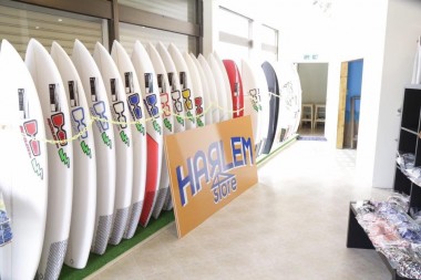 ハーレムサーフショップ様 店舗集客UP幕 タペストリーのイメージ