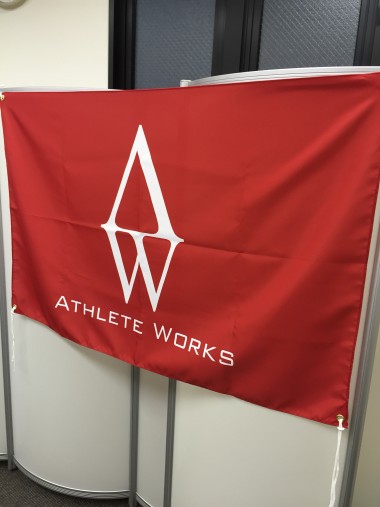 トライアスロンチーム旗　ATHLETE WORKS　スポーツ応援幕のイメージ
