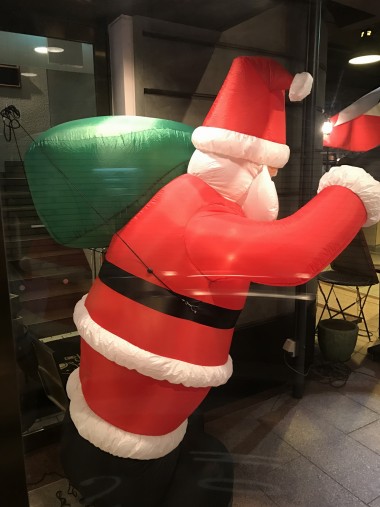 クリスマス販促用オリジナルエアーサイン(巨大サンタクロース)のイメージ