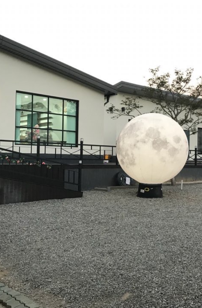 丸い月の形をした光るエアーサインの写真