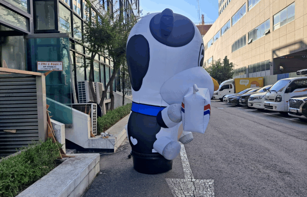 牛乳を持った牛の立体的なエアーサインの写真